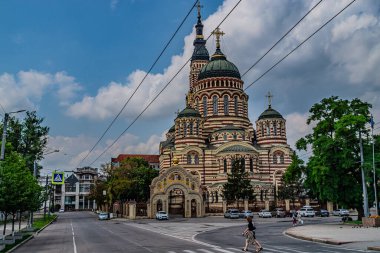 Güneşli bir yaz gününde Ukrayna 'nın Kharkiv kentindeki Kutsal Haber Katedrali. Kharkiv, Ukrayna 07.15.2023.