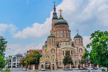 Güneşli bir yaz gününde Ukrayna 'nın Kharkiv kentindeki Kutsal Haber Katedrali. Kharkiv, Ukrayna 07.15.2023.