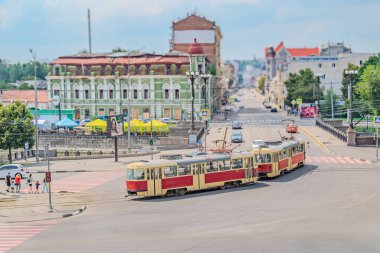 Bir yaz günü Harkiv 'in merkezinde kırmızı tramvay. Tatra T3 tramvayı Kharkiv 'in şehir merkezinde bir kavşağı geçiyor. Kharkiv, Ukrayna 07-07-2023