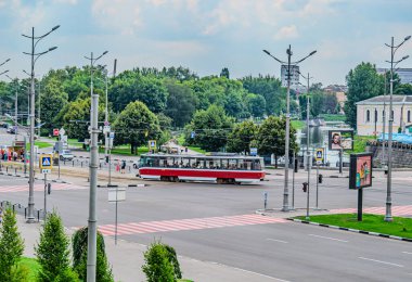 Bir yaz günü Harkiv 'in merkezinde kırmızı tramvay. Tatra T3 tramvayı Kharkiv 'in şehir merkezinde bir kavşağı geçiyor. Kharkiv, Ukrayna 07-07-2023