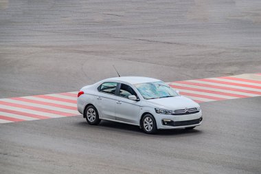 Otoyoldaki Citroen gri yolcu vagonunda. Bir araba yaya geçidinden geçer. Kharkiv, Ukrayna 07-07-2023