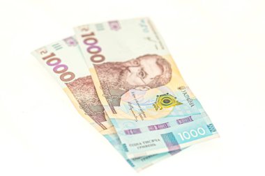 Arka planda izole edilmiş Ukrayna parası. Ukrayna 'nın çeşitli banknotları. Hryvnia. UAH 1000. Ulusal para biriminin soyut sunumu. Bir çift Ukrayna hrivniası banknotları istiflenmiş. 2000 uah
