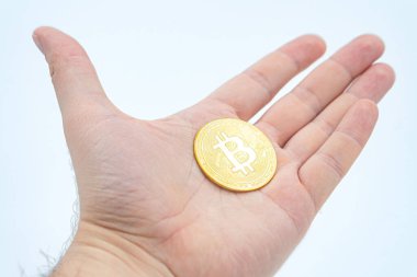 Yeni teknolojiler ve kripto para birimlerine açıklık getirmenin yanı sıra madencilik ve yarıya yatırım yapma kavramı olarak bir avuç bitcoin açın. Bitcoin 'i Tutmak: Paranın Geleceği avucunun içinde.