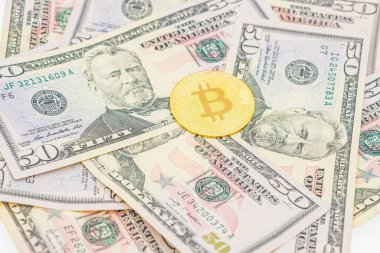 Bitcoin nakit BTC, kripto para olarak resmedilmiş altın, doların üzerinde duran altın para, gerçek Amerikan parası, 50 dolar, 50 dolar. ABD Doları Banknotlarının Üzerinde Bitcoin.
