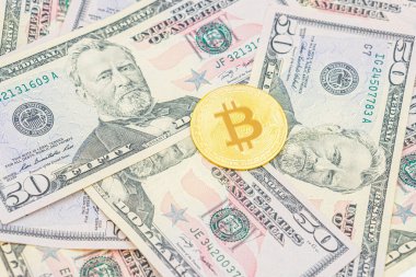 Bitcoin nakit BTC, kripto para olarak resmedilmiş altın, doların üzerinde duran altın para, gerçek Amerikan parası, 50 dolar, 50 dolar. ABD Doları Banknotlarının Üzerinde Bitcoin.