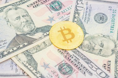 Bitcoin nakit BTC, kripto para olarak resmedilmiş altın, doların üzerinde duran altın para, gerçek Amerikan parası, 50 dolar, 50 dolar. ABD Doları Banknotlarının Üzerinde Bitcoin.