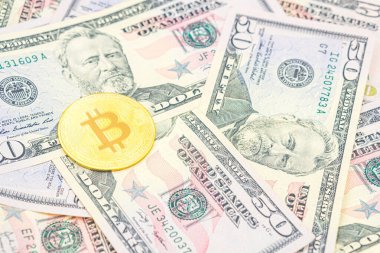 Bitcoin nakit BTC, kripto para olarak resmedilmiş altın, doların üzerinde duran altın para, gerçek Amerikan parası, 50 dolar, 50 dolar. ABD Doları Banknotlarının Üzerinde Bitcoin.