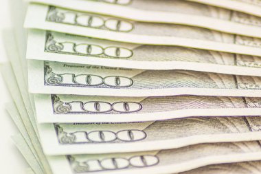 Geçmişi 100 dolar. Macro, yakın çekim parası. Bir sürü 100 dolarlık banknot, Amerikan nakit parası konsepti. Amerikan gazetesi. Bir tomar parayla rüşvet, nakit akışı ve para değişimi.