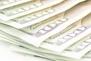 Geçmişi 100 dolar. Macro, yakın çekim parası. Bir sürü 100 dolarlık banknot, Amerikan nakit parası konsepti. Amerikan gazetesi. Bir tomar parayla rüşvet, nakit akışı ve para değişimi.