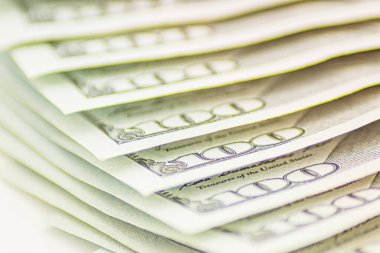 Geçmişi 100 dolar. Macro, yakın çekim parası. Bir sürü 100 dolarlık banknot, Amerikan nakit parası konsepti. Amerikan gazetesi. Bir tomar parayla rüşvet, nakit akışı ve para değişimi.