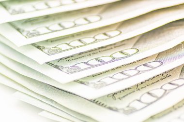 Geçmişi 100 dolar. Macro, yakın çekim parası. Bir sürü 100 dolarlık banknot, Amerikan nakit parası konsepti. Amerikan gazetesi. Bir tomar parayla rüşvet, nakit akışı ve para değişimi.