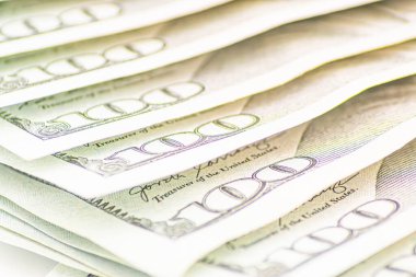 Geçmişi 100 dolar. Macro, yakın çekim parası. Bir sürü 100 dolarlık banknot, Amerikan nakit parası konsepti. Amerikan gazetesi. Bir tomar parayla rüşvet, nakit akışı ve para değişimi.