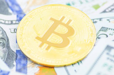 100 dolarlık banknotlarda altın Bitcoin. Amerikan dolarları üzerinde kripto para birimi. Dijital modern ödeme yöntemi. Bozuk para değişimi. 100 dolarlık banknotlar üzerinde altın sembolik para Bitcoin.