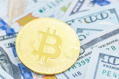 100 dolarlık banknotlarda altın Bitcoin. Amerikan dolarları üzerinde kripto para birimi. Dijital modern ödeme yöntemi. Bozuk para değişimi. 100 dolarlık banknotlar üzerinde altın sembolik para Bitcoin.