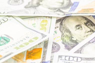 Geçmişi 100 dolar. Macro, yakın çekim parası. Bir sürü 100 dolarlık banknot, Amerikan nakit parası konsepti. Amerikan gazetesi. Bir tomar parayla rüşvet, nakit akışı ve para değişimi.