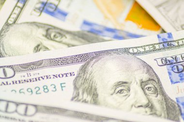 Geçmişi 100 dolar. Macro, yakın çekim parası. Bir sürü 100 dolarlık banknot, Amerikan nakit parası konsepti. Amerikan gazetesi. Bir tomar parayla rüşvet, nakit akışı ve para değişimi.