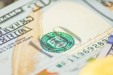 Geçmişi 100 dolar. Macro, yakın çekim parası. Bir sürü 100 dolarlık banknot, Amerikan nakit parası konsepti. Amerikan gazetesi. Bir tomar parayla rüşvet, nakit akışı ve para değişimi.