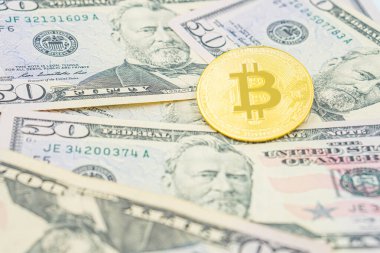 Bitcoin nakit BTC, kripto para olarak resmedilmiş altın, doların üzerinde duran altın para, gerçek Amerikan parası, 50 dolar, 50 dolar. ABD Doları Banknotlarının Üzerinde Bitcoin.