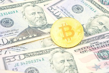 Bitcoin nakit BTC, kripto para olarak resmedilmiş altın, doların üzerinde duran altın para, gerçek Amerikan parası, 50 dolar, 50 dolar. ABD Doları Banknotlarının Üzerinde Bitcoin.