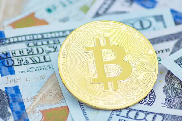 100 dolarlık banknotlarda altın Bitcoin. Amerikan dolarları üzerinde kripto para birimi. Dijital modern ödeme yöntemi. Bozuk para değişimi. 100 dolarlık banknotlar üzerinde altın sembolik para Bitcoin.