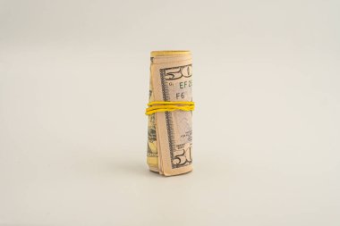 Amerikan dolarının banknotları. Beyaz arka planda izole edilmiş 50 Amerikan doları. Dolar rulosu beyaz arkaplanda izole edildi