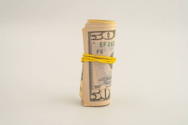 Amerikan dolarının banknotları. Beyaz arka planda izole edilmiş 50 Amerikan doları. Dolar rulosu beyaz arkaplanda izole edildi
