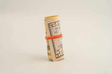 Amerikan dolarının banknotları. Beyaz arka planda izole edilmiş 50 Amerikan doları. Dolar rulosu beyaz arkaplanda izole edildi
