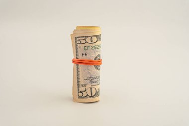 Amerikan dolarının banknotları. Beyaz arka planda izole edilmiş 50 Amerikan doları. Dolar rulosu beyaz arkaplanda izole edildi