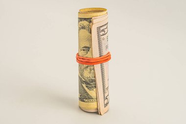 Amerikan dolarının banknotları. Beyaz arka planda izole edilmiş 50 Amerikan doları. Dolar rulosu beyaz arkaplanda izole edildi