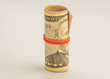 Amerikan dolarının banknotları. Beyaz arka planda izole edilmiş 50 Amerikan doları. Dolar rulosu beyaz arkaplanda izole edildi