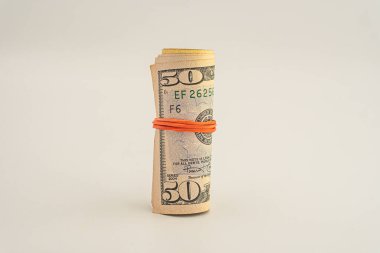 Amerikan dolarının banknotları. Beyaz arka planda izole edilmiş 50 Amerikan doları. Dolar rulosu beyaz arkaplanda izole edildi