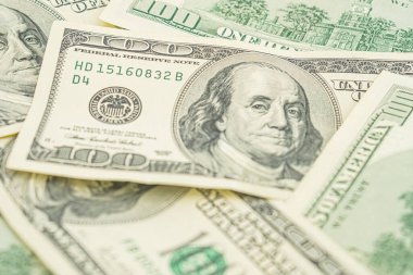 100 dolarlık banknotların geçmişi. Bir sürü 100 dolarlık banknot, Amerikan nakit parası konsepti. Amerikan kağıt parası. Bir tomar parayla rüşvet, nakit akışı ve para değişimi.
