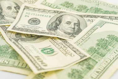 100 dolarlık banknotların geçmişi. Bir sürü 100 dolarlık banknot, Amerikan nakit parası konsepti. Amerikan kağıt parası. Bir tomar parayla rüşvet, nakit akışı ve para değişimi.