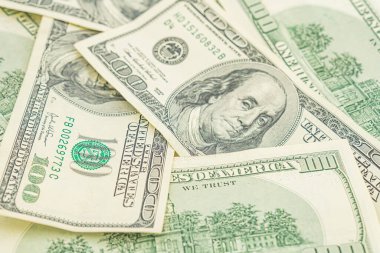 100 dolarlık banknotların geçmişi. Bir sürü 100 dolarlık banknot, Amerikan nakit parası konsepti. Amerikan kağıt parası. Bir tomar parayla rüşvet, nakit akışı ve para değişimi.