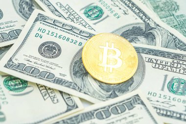 100 dolarlık banknotlarda altın Bitcoin. Amerikan dolarları üzerinde kripto para birimi. Dijital modern ödeme yöntemi. Bozuk para değişimi. 100 dolarlık banknotlar üzerinde altın sembolik para Bitcoin.