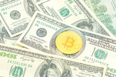 100 dolarlık banknotlarda altın Bitcoin. Amerikan dolarları üzerinde kripto para birimi. Dijital modern ödeme yöntemi. Bozuk para değişimi. 100 dolarlık banknotlar üzerinde altın sembolik para Bitcoin.
