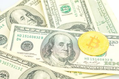 100 dolarlık banknotlarda altın Bitcoin. Amerikan dolarları üzerinde kripto para birimi. Dijital modern ödeme yöntemi. Bozuk para değişimi. 100 dolarlık banknotlar üzerinde altın sembolik para Bitcoin.