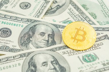 100 dolarlık banknotlarda altın Bitcoin. Amerikan dolarları üzerinde kripto para birimi. Dijital modern ödeme yöntemi. Bozuk para değişimi. 100 dolarlık banknotlar üzerinde altın sembolik para Bitcoin.