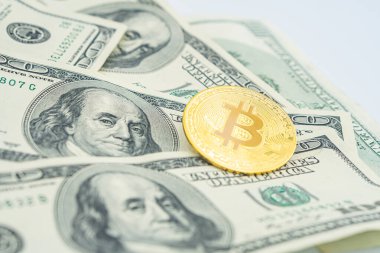 100 dolarlık banknotlarda altın Bitcoin. Amerikan dolarları üzerinde kripto para birimi. Dijital modern ödeme yöntemi. Bozuk para değişimi. 100 dolarlık banknotlar üzerinde altın sembolik para Bitcoin.