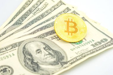 100 dolarlık banknotlarda altın Bitcoin. Amerikan dolarları üzerinde kripto para birimi. Dijital modern ödeme yöntemi. Bozuk para değişimi. 100 dolarlık banknotlar üzerinde altın sembolik para Bitcoin.