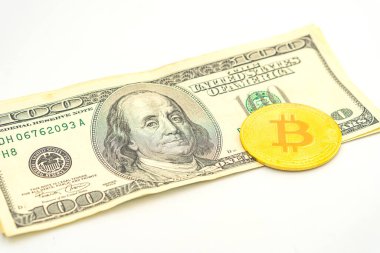 100 dolarlık banknotlarda altın Bitcoin. Amerikan dolarları üzerinde kripto para birimi. Dijital modern ödeme yöntemi. Bozuk para değişimi. 100 dolarlık banknotlar üzerinde altın sembolik para Bitcoin.