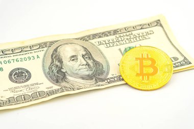 100 dolarlık banknotlarda altın Bitcoin. Amerikan dolarları üzerinde kripto para birimi. Dijital modern ödeme yöntemi. Bozuk para değişimi. 100 dolarlık banknotlar üzerinde altın sembolik para Bitcoin.