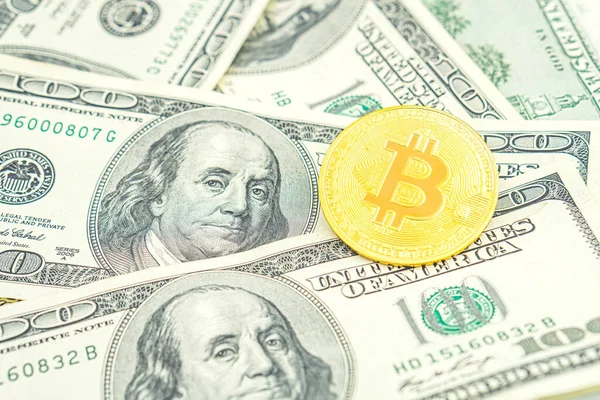 100 dolarlık banknotlarda altın Bitcoin. Amerikan dolarları üzerinde kripto para birimi. Dijital modern ödeme yöntemi. Bozuk para değişimi. 100 dolarlık banknotlar üzerinde altın sembolik para Bitcoin.