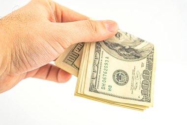 El ele tutuşan para beyaz arka planda izole. Ödeme ve verme için 100 dolarlık banknot. İş ve Finans konsepti. 100 dolar nakit para. Paralı eller Amerikan doları.