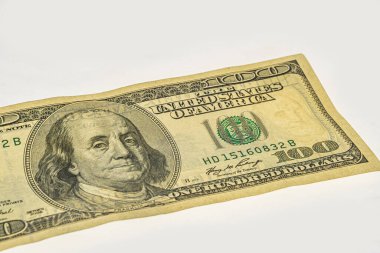 100 dolarlık banknotun bir parçası. Tasarım amacı için banknotun görünür detaylarıyla birlikte. Franklin filigranı 100 banknot üzerinde