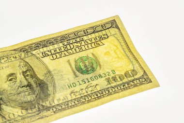 100 dolarlık banknotun bir parçası. Tasarım amacı için banknotun görünür detaylarıyla birlikte. Franklin filigranı 100 banknot üzerinde