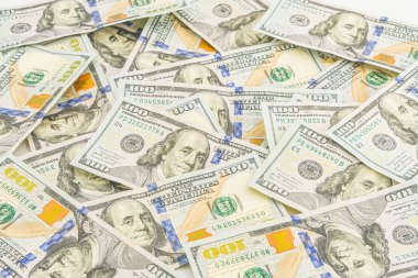 100 dolarlık banknotların geçmişi. Bir sürü 100 dolarlık banknot, Amerikan nakit parası konsepti. Amerikan kağıt parası. Bir tomar parayla rüşvet, nakit akışı ve para değişimi.