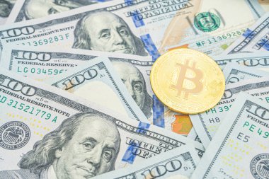 100 dolarlık banknotlarda altın Bitcoin. Amerikan dolarları üzerinde kripto para birimi. Dijital modern ödeme yöntemi. Bozuk para değişimi. 100 dolarlık banknotlar üzerinde altın sembolik para Bitcoin.
