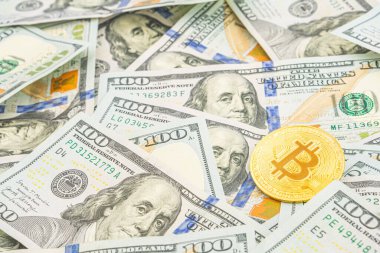100 dolarlık banknotlarda altın Bitcoin. Amerikan dolarları üzerinde kripto para birimi. Dijital modern ödeme yöntemi. Bozuk para değişimi. 100 dolarlık banknotlar üzerinde altın sembolik para Bitcoin.