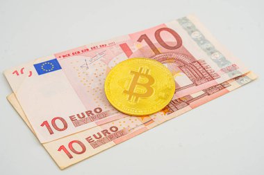 Bitcoin 'den Euro' ya, kripto konsepti. Avrupa 'da Bitcoin. Altın Bitcoins 'in fotoğrafı. Yeni sanal para birimi. Arkaplan olarak geleneksel dolar ve euro. .